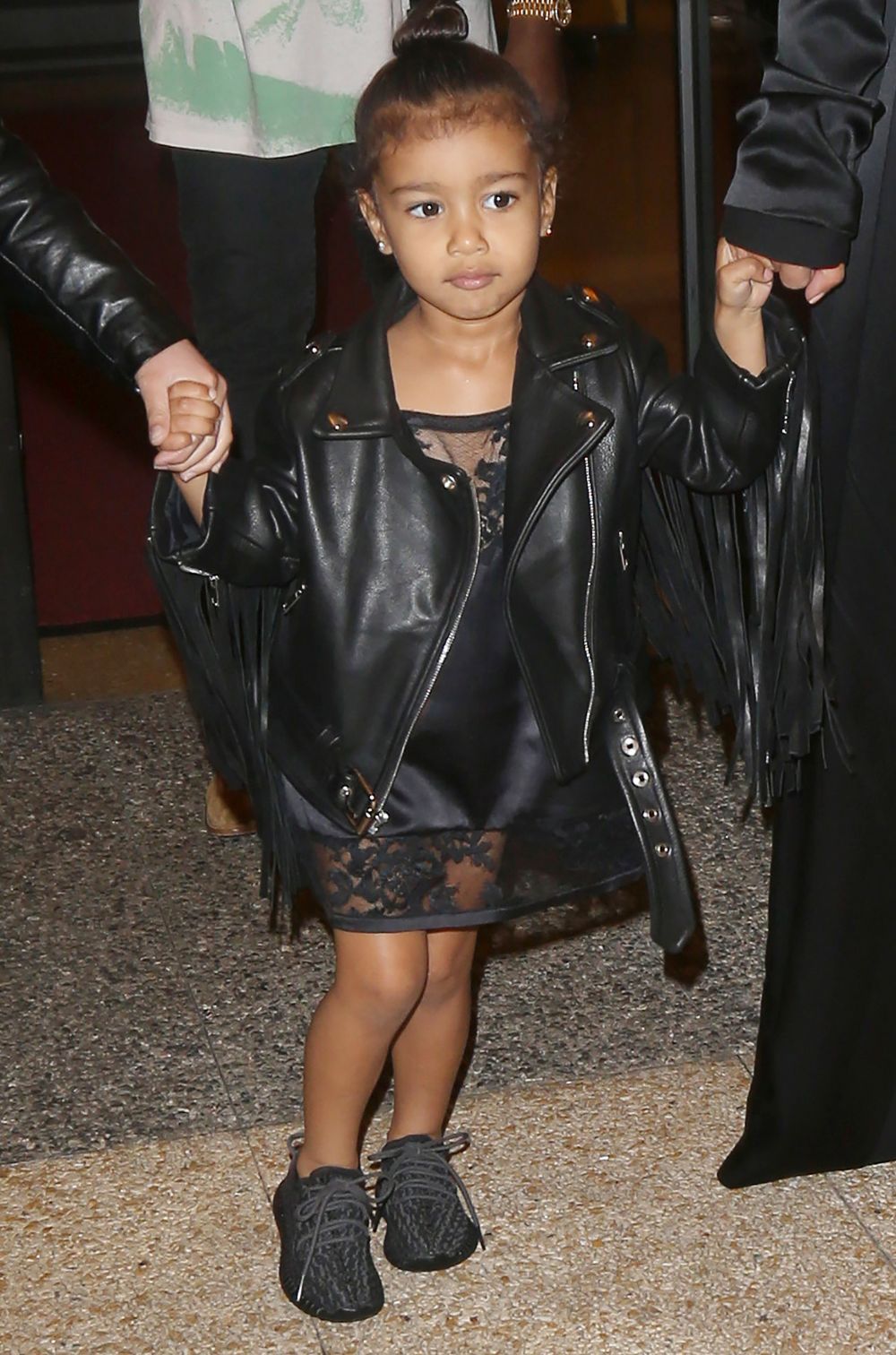 Are istorie cu Kim Kardashian, dar trebuie sa ii vezi familia. Fostul brunetei s-a casatorit cu sosia ei