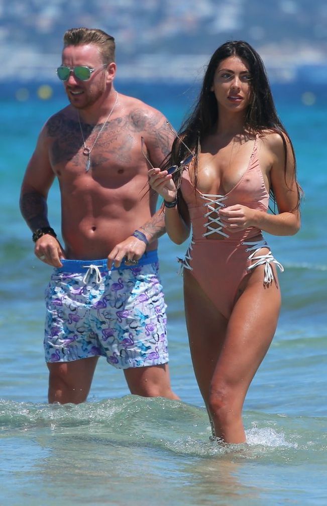 Viata de fotbalist dependent de adrenalina-Jamie O Hara, scene fierbinti in valuri alaturi de iubita lui