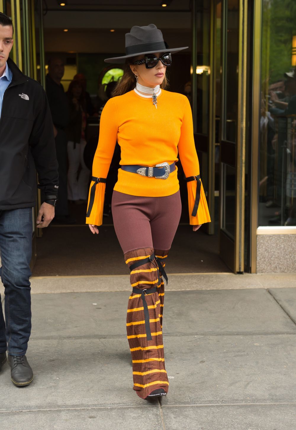 Lady Gaga, intr-o pereche de ghete spectaculoase, intr-o tinuta chic, pe strazile din New York. Cum a fost surprinsa