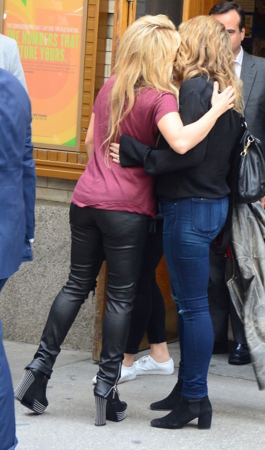 Tinuta in care va arata mereu ca o adolescenta. Shakira, vedeta pentru care s-au inventat pantalonii de piele