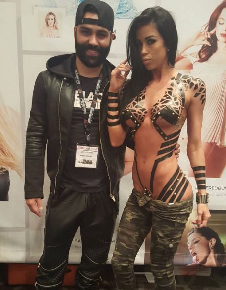 Cel mai nou trend in materie de haine de club. Cum se imbraca tinerele pentru o seara de distractie
