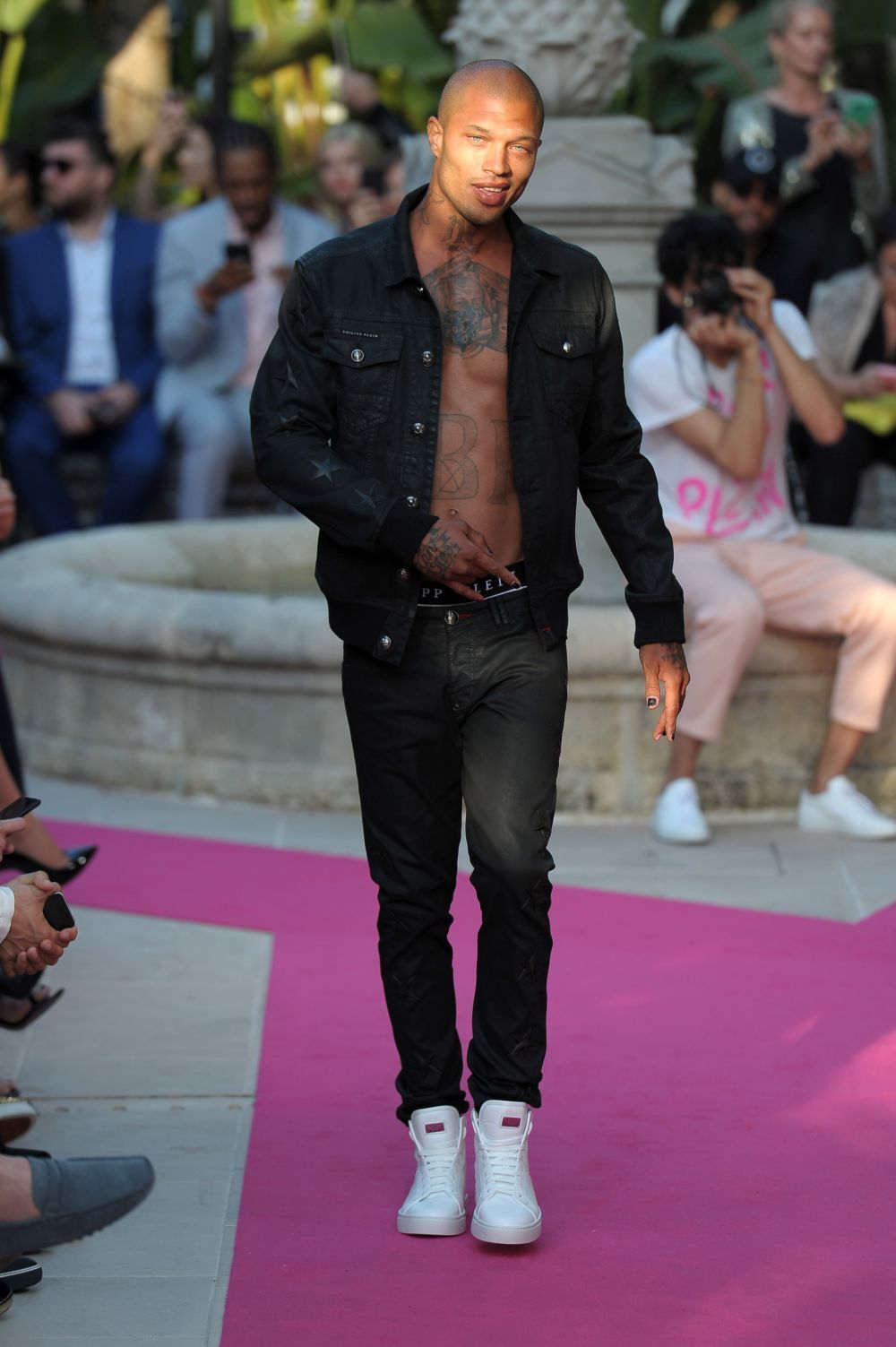 Poza din inchisoare l-a facut celebru! Jeremy Meeks a aparut pe covorul rosu cu tatuajele de bad boy la vedere