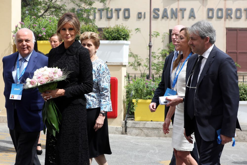 Jacheta care costa cat un apartament cu doua camere. Cum s-a afisat Melania Trump la vizita in Sicilia