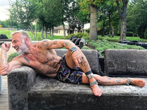Gianluca Vacchi a ajuns in Romania si face furori prin cluburile de fite. Italianul excentric, DJ in Bucuresti