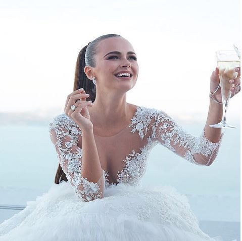 Este model international, casatorita cu un miliardar, dar nu a uitat de unde a pornit. Xenia Deli s-a intors in Moldova
