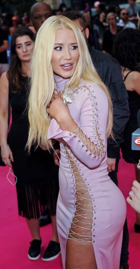 Iggy Azalea, rochie riscanta pe covorul rosu. Cum arata care demonstreaza ca vedeta nu arata deloc ca un barbat