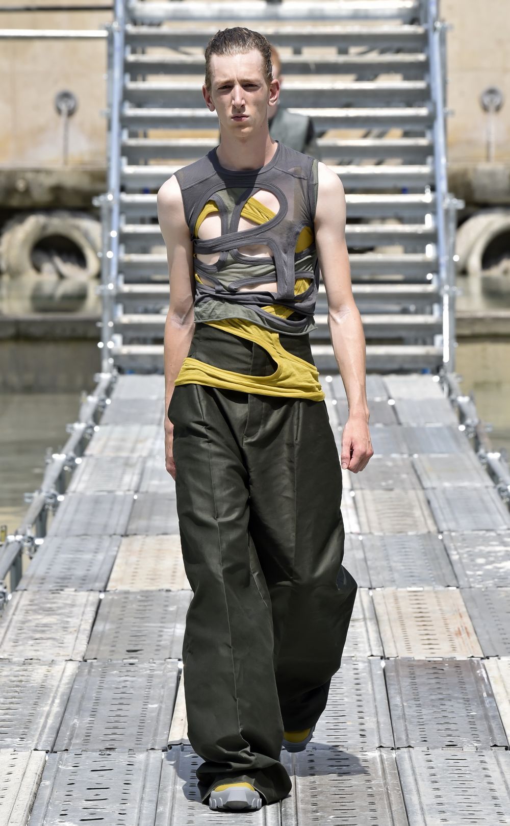Barbatii extrem de slabi, cu aspect bolnavicios-noua obsesie a designerilor de moda. Cat de periculos este noul trend