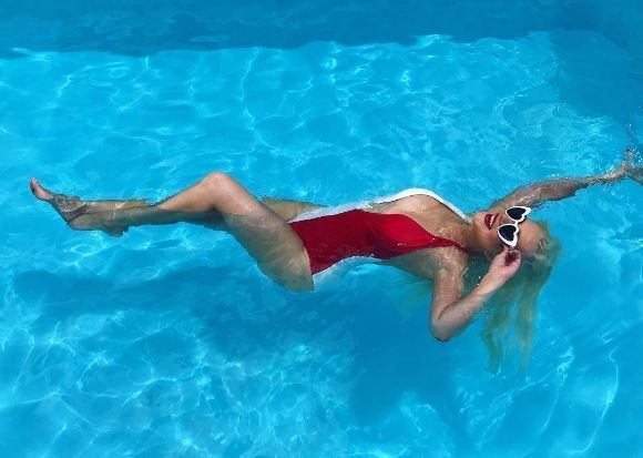 X-tina, sexy de Ziua Americii. Cum a pozat diva, in piscina, in semn de sarbatoare