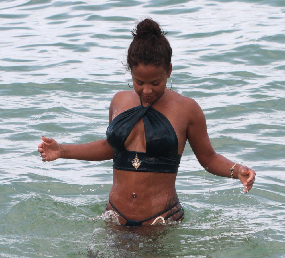 Bikinii super sexy cu decupaje cu care a facut senzatie la plaja. Cum a aparut cea mai atragatoare mulatra