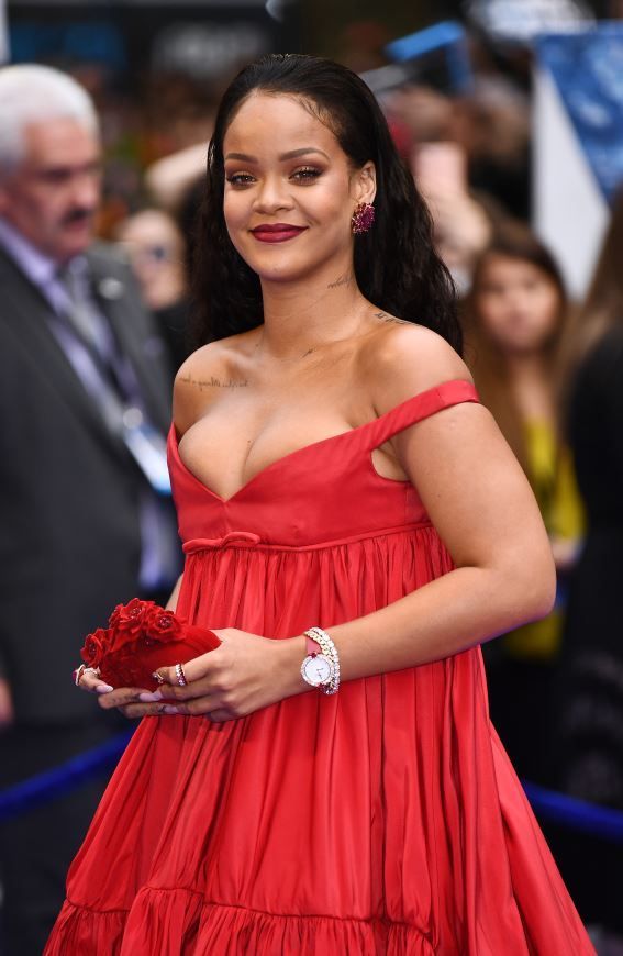 Rihanna a facut senzatie cu ultima sa aparitie. Cantareata a afisat un decolteu de la care nu iti poti lua ochii