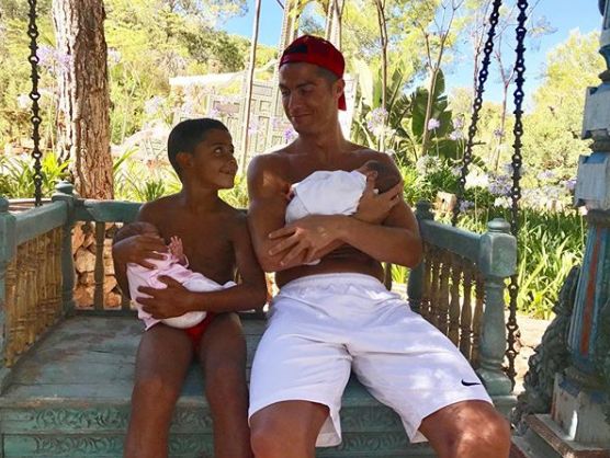 Asteapta al patrulea copil, dar tot nu e multumit. Ce s-a aflat despre familia lui Cristiano Ronaldo