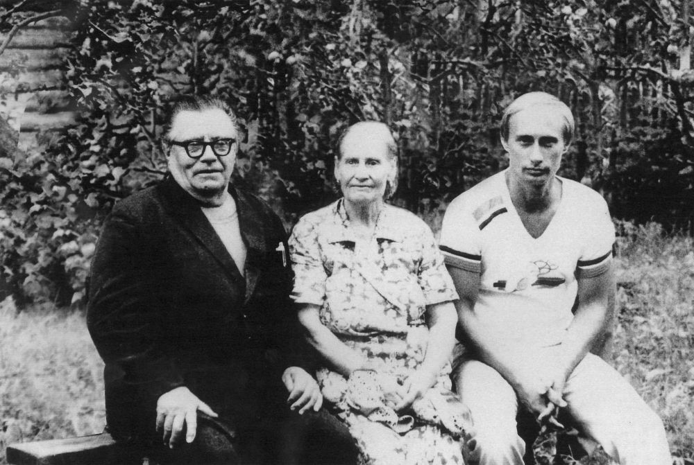 Fotografii rare cu Vladimir Putin. Era un fel de hipster inainte sa devina celebru