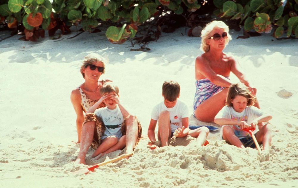 In viata reala printesa, pe plaja regina. Fotografii de colectie cu Printesa Diana in costum de baie