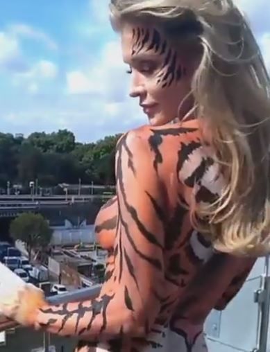 Asa protesteaza Joanna Krupa. Si-a pictat tot corpul si a iesit asa in strada, iar imaginile fac inconjurul internetului