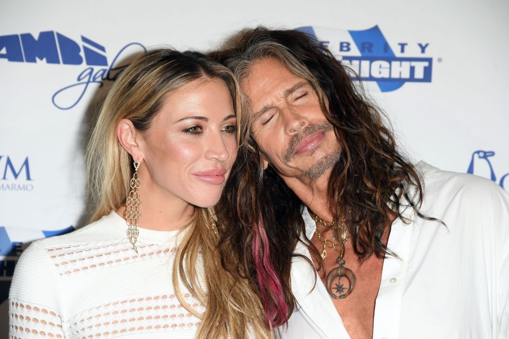 Steven Tyler, aparitie bizara pe covorul rosu. A venit imbracat intr-o rochie superba, alba