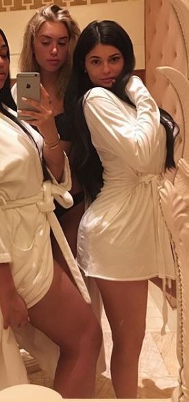 Secretul stiut de toti. Kylie Jenner isi acopera abdomenul in public, dar familia ei se fereste sa vorbeasca despre asta