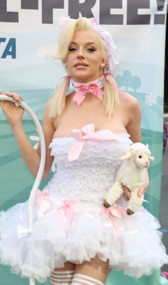 Courtney Stodden nu mai este ,,Mireasa Minora . Acum isi zice ,,Regina Tractoarelor , dupa o sesiune foto nud, in utilaj