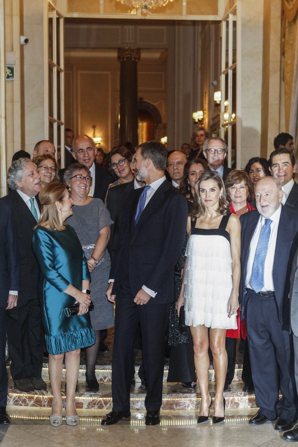 Regina cu silueta de supermodel. Cum arata Letizia intr-o rochie alba, foarte scurta
