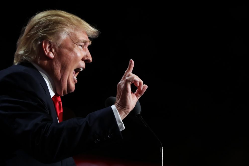 Donald Trump sufera de dementa? Modul in care bea apa i-a pus pe ganduri pe specialisti