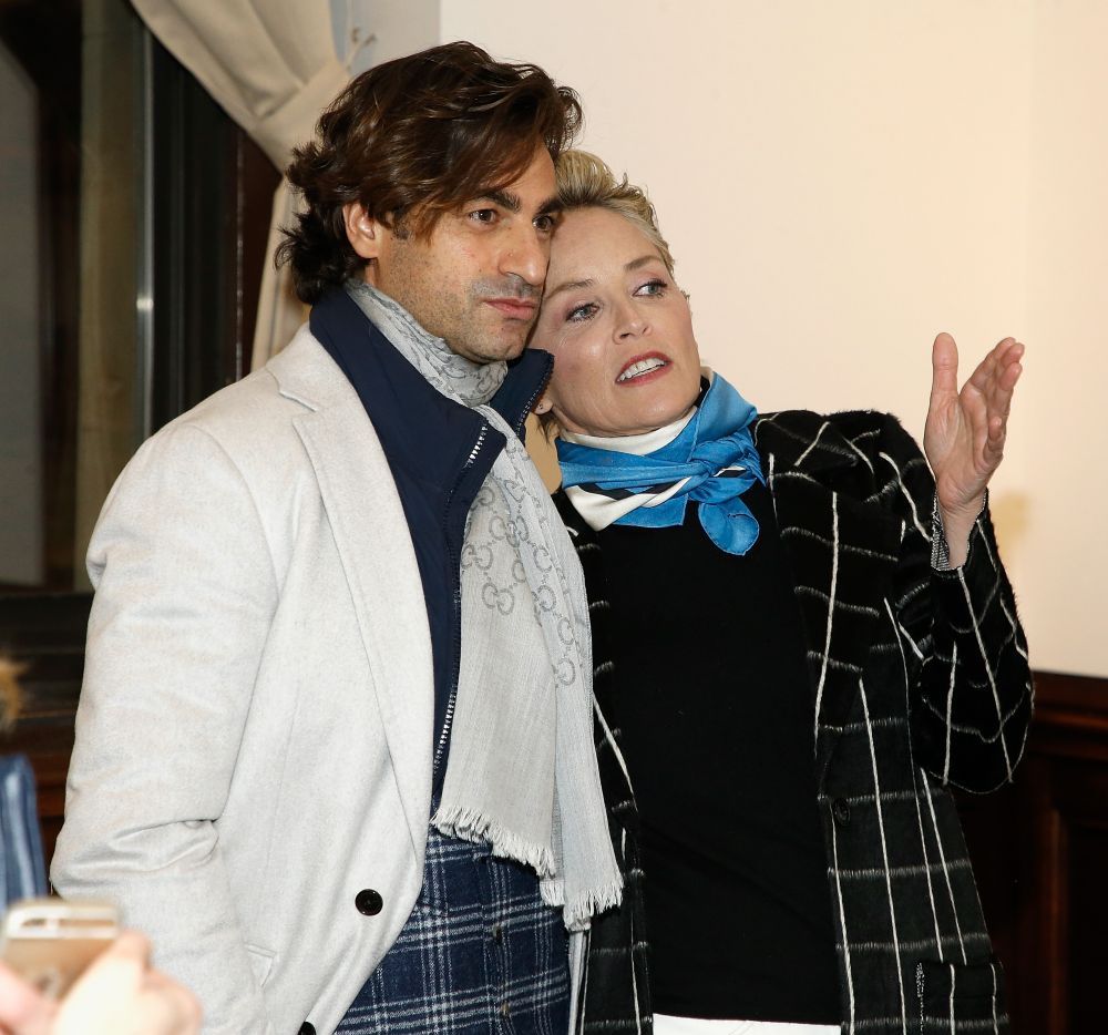 Sharon Stone nu s-a dezlipit de mult mai tanarul sau iubit la premiera filmului Mosaic. Cum arata acesta