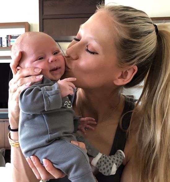 Enrique si Anna Kournikova, surprinsi de fotografi. Cat de bine arata blonda, la scurt timp de la nasterea gemenilor
