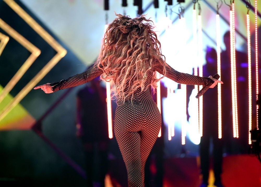 Prestatia pe care barbatii nu o vor uita usor. J.Lo, in costume care i-au facut pe domni sa uite de muzica