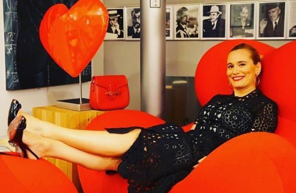 Cat de sexy se imbraca Andreea Esca in urma cu 21 de ani! Vezi cum arata intr-o rochie mini din dantela