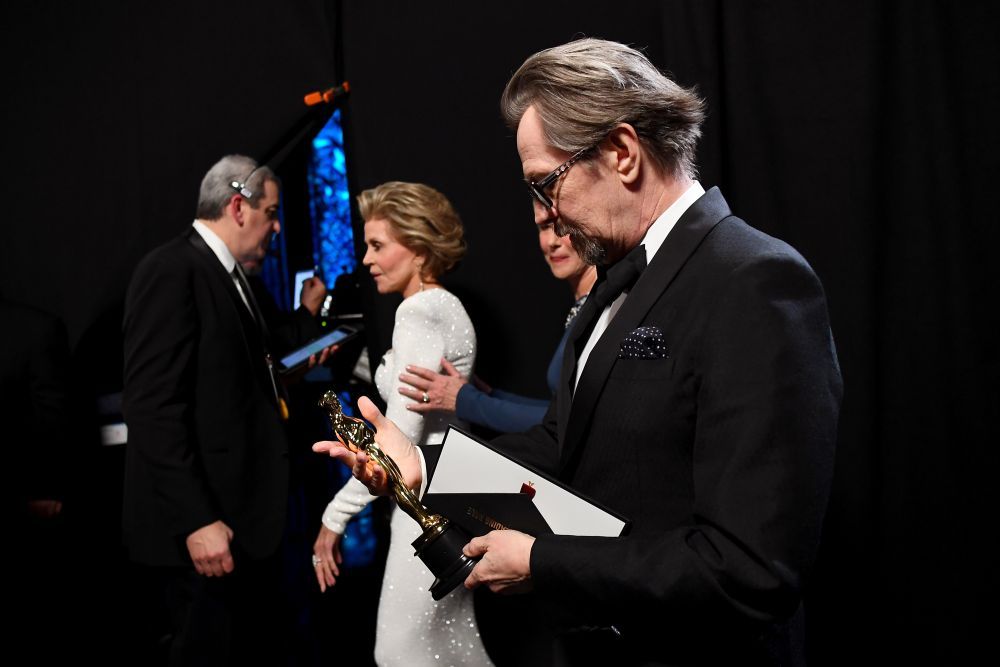 Premiul pentru cea mai buna transformare si cele 150 de ore la machiaj i-au adus un OSCAR actorului Gary Oldman