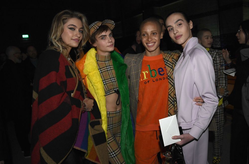 Cara Delevingne şi Paris Jackson au confirmat relaţia. Cele două vedete sunt &icirc;mpreună