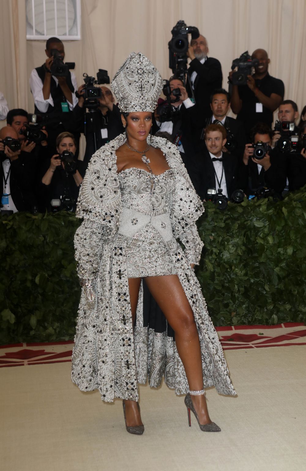 Topul celor mai opulente rochii de la MET Gala 2018. Au transformat ținutele religioase &icirc;n outfituri provocatoare