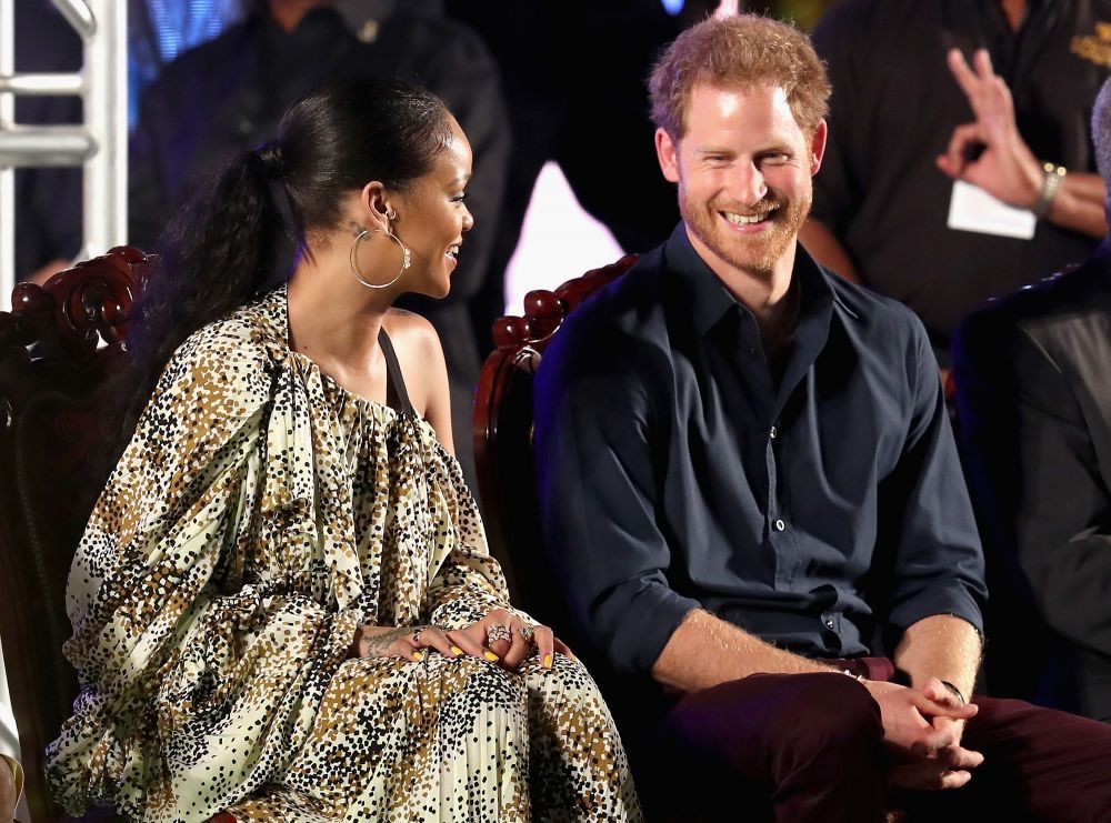 Ce răspunde Rihanna atunci c&acirc;nd un reporter o &icirc;ntreabă dacă va merge la nunta regală