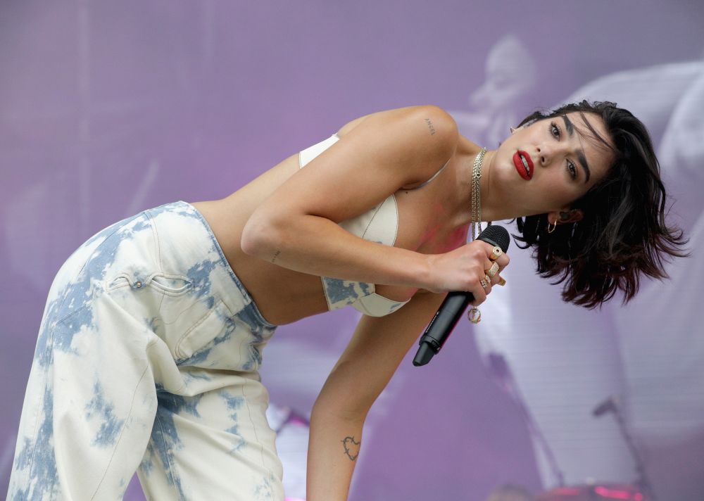 Ce apariție! Dua Lipa &icirc;n cea mai curajoasă rochie purtată vreodată &icirc;n public