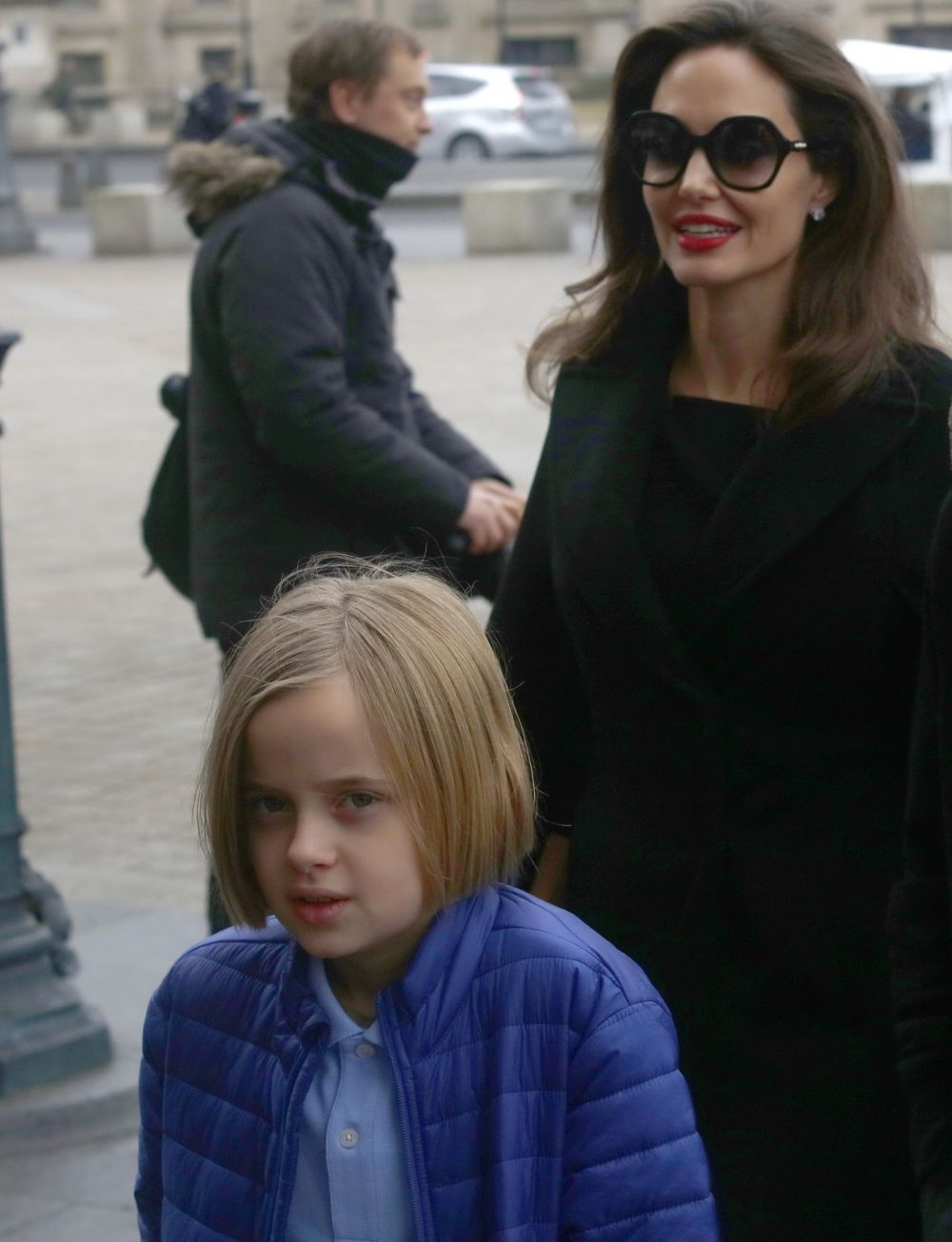&Icirc;ncă o fiică a Angelinei Jolie se transformă &icirc;n băiețel. Poartă haine masculine și vrea să fie tunsă scurt