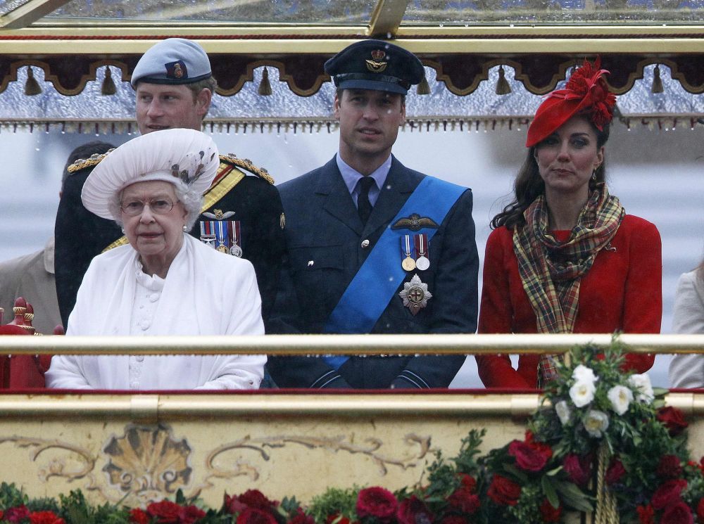 10 ipostaze dulci și memorabile &icirc;n care Regina Elisabeta a fost surprinsă alături de nepoții ei