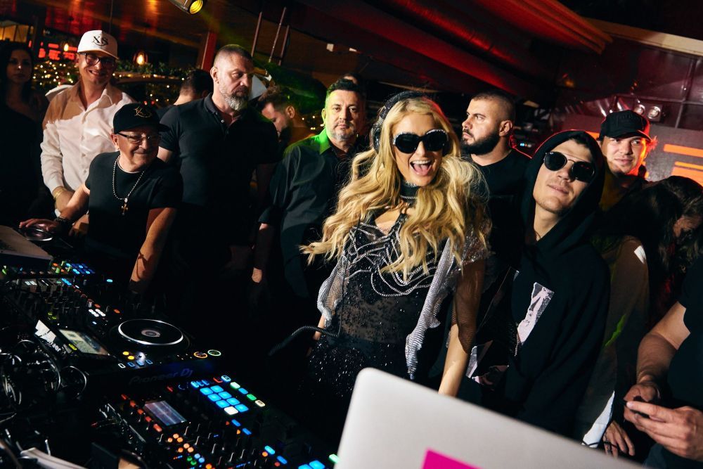 Paris Hilton a prins drag de Rom&acirc;nia! Revine acum la Mamaia, pe 18 august! Un elicopter privat o aduce din București direct la mare!