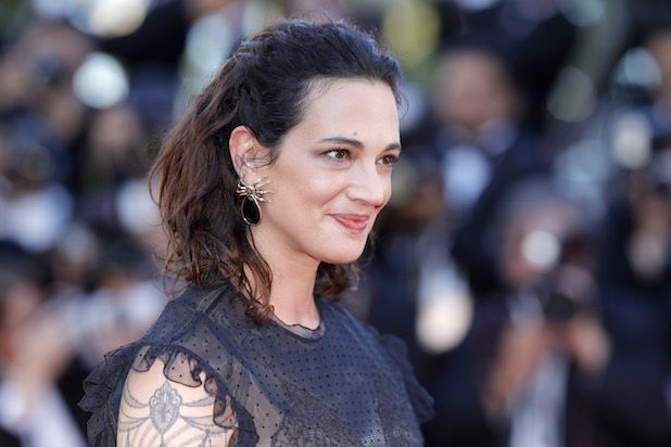 Actrița Asia Argento, dată afară din juriul unei emisiuni de talente din Italia &icirc;n urma unui scandal uriaș. Ce s-a &icirc;nt&acirc;mplat