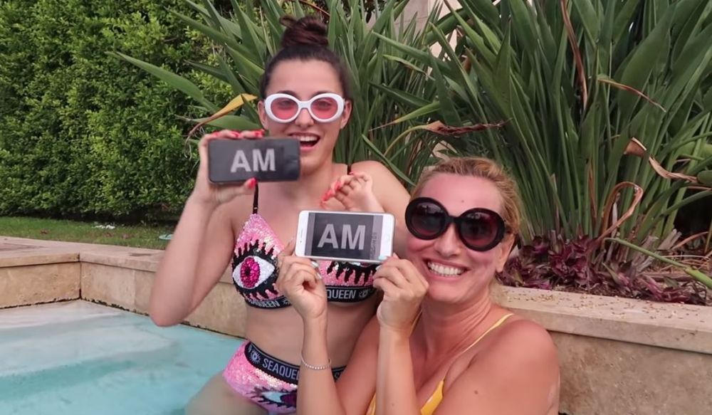 Exercițiu de sinceritate. Andreea Esca și fiica ei răspund la &icirc;ntrebări incomode &icirc;n piscină. VIDEO