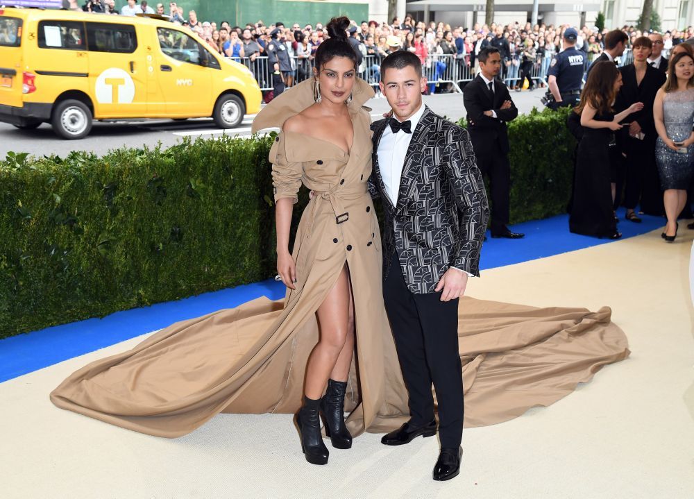 Mama lui Priyanka Chopra a &icirc;mpărtășit c&acirc;teva detalii inedite despre logodna fiicei sale cu Nick Jonas: Este calm și matur.