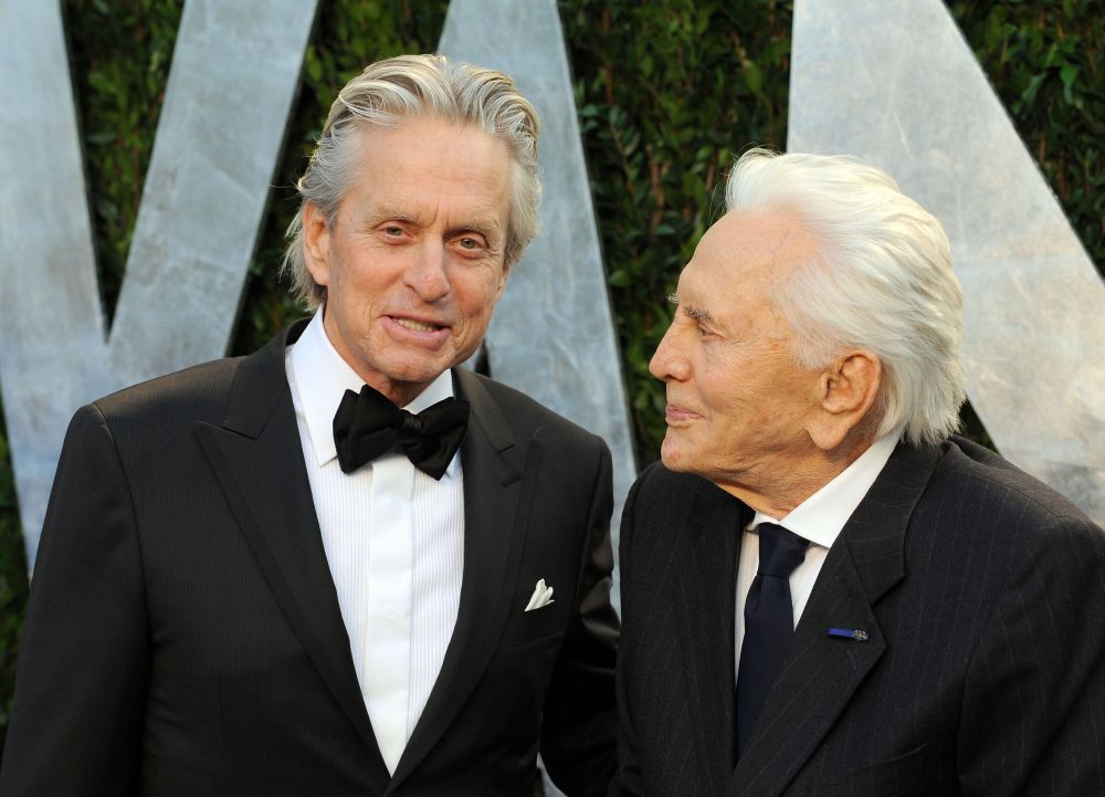 Kirk Douglas s-a fotografiat la 101 ani alături de strănepoata lui de 8 luni