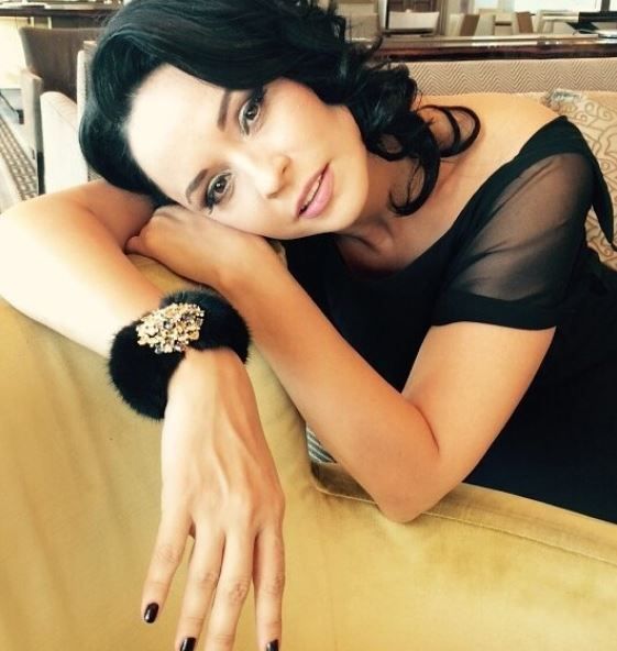 Andreea Marin, cea mai sexy apariție de pe internet. Doar c&acirc;teva flori &icirc;i acoperă bustul