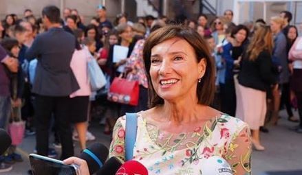 Carmen Iohannis, &icirc;ntr-o ținută &icirc;ndrăzneață, dar stilată, la deschiderea anului școlar