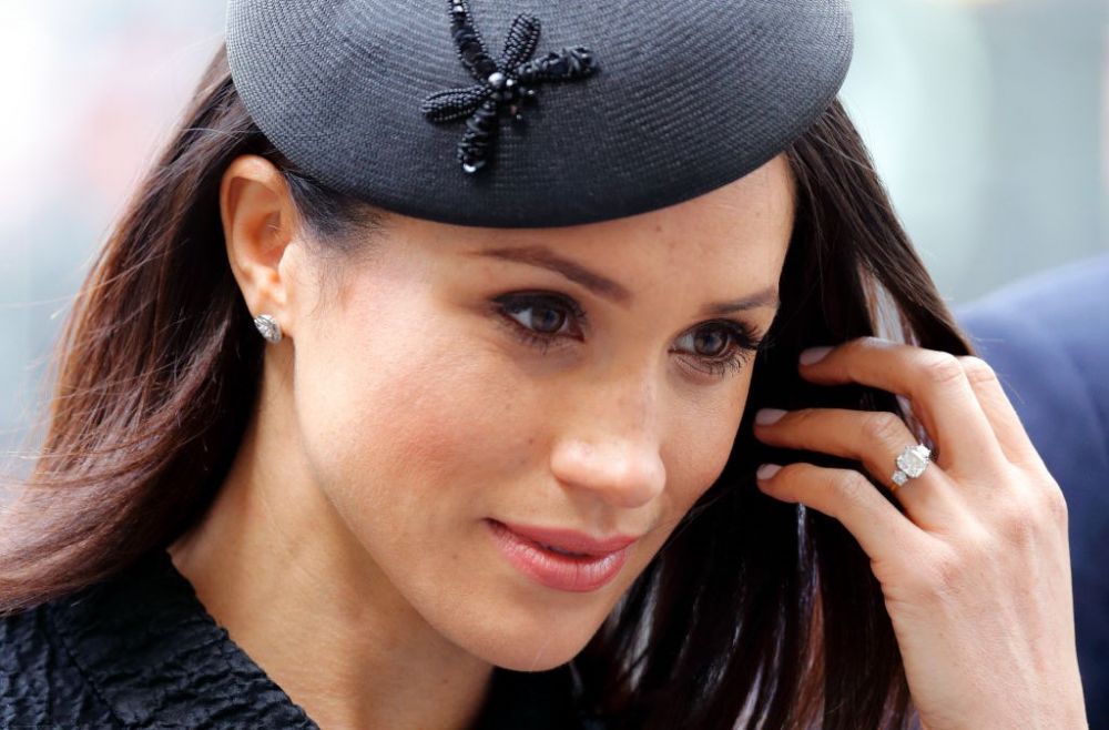 C&acirc;t te costă să ai pe deget o replică a inelului de logodnă purtat de Meghan Markle &icirc;n ziua nunții