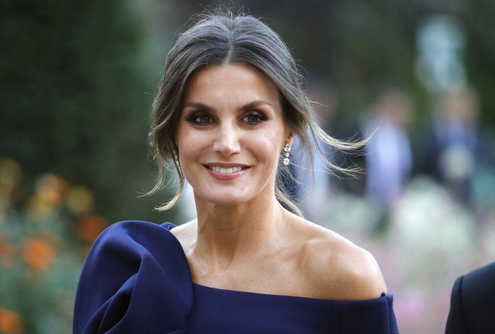 Regina Letizia, &icirc;n vizită la Brigitte Macron. Cum s-au &icirc;mbrăcat cele două Prime Doamne