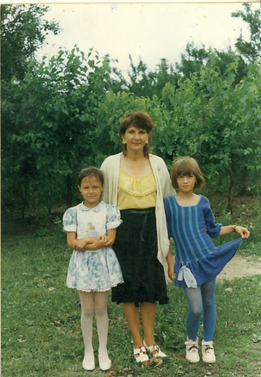 Adela Popescu a &icirc;mplinit 32 de ani. Cum arăta vedeta &icirc;n copilărie