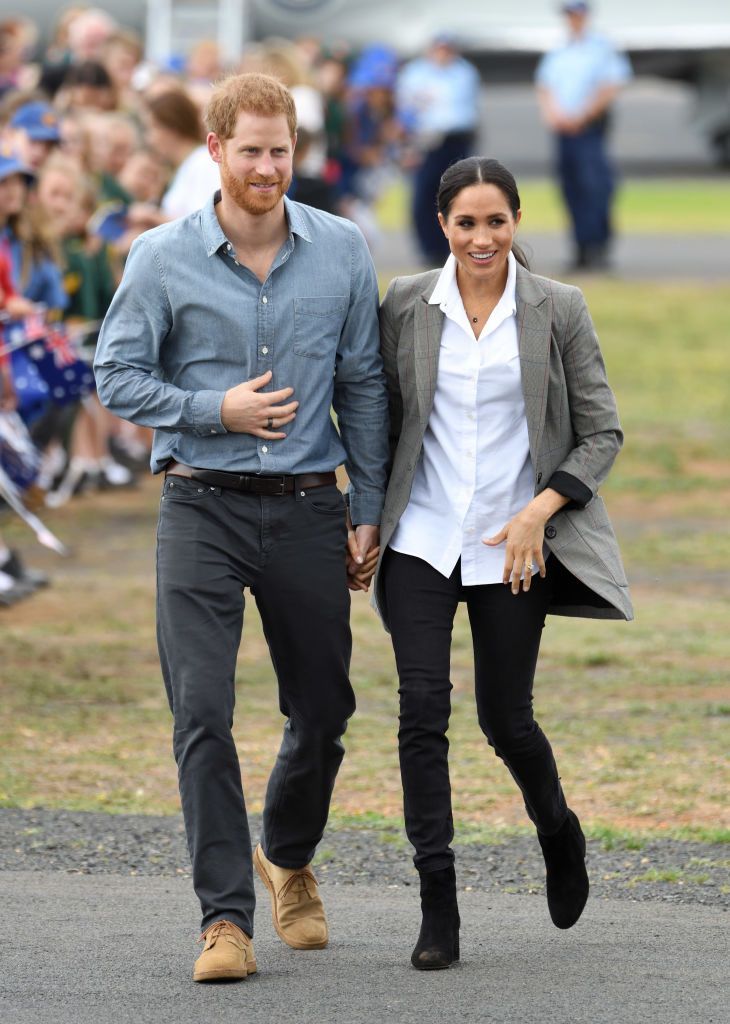 Sacoul purtat de Meghan Markle, sold out &icirc;n c&acirc;teva minute. Cum arată și c&acirc;t costă acesta