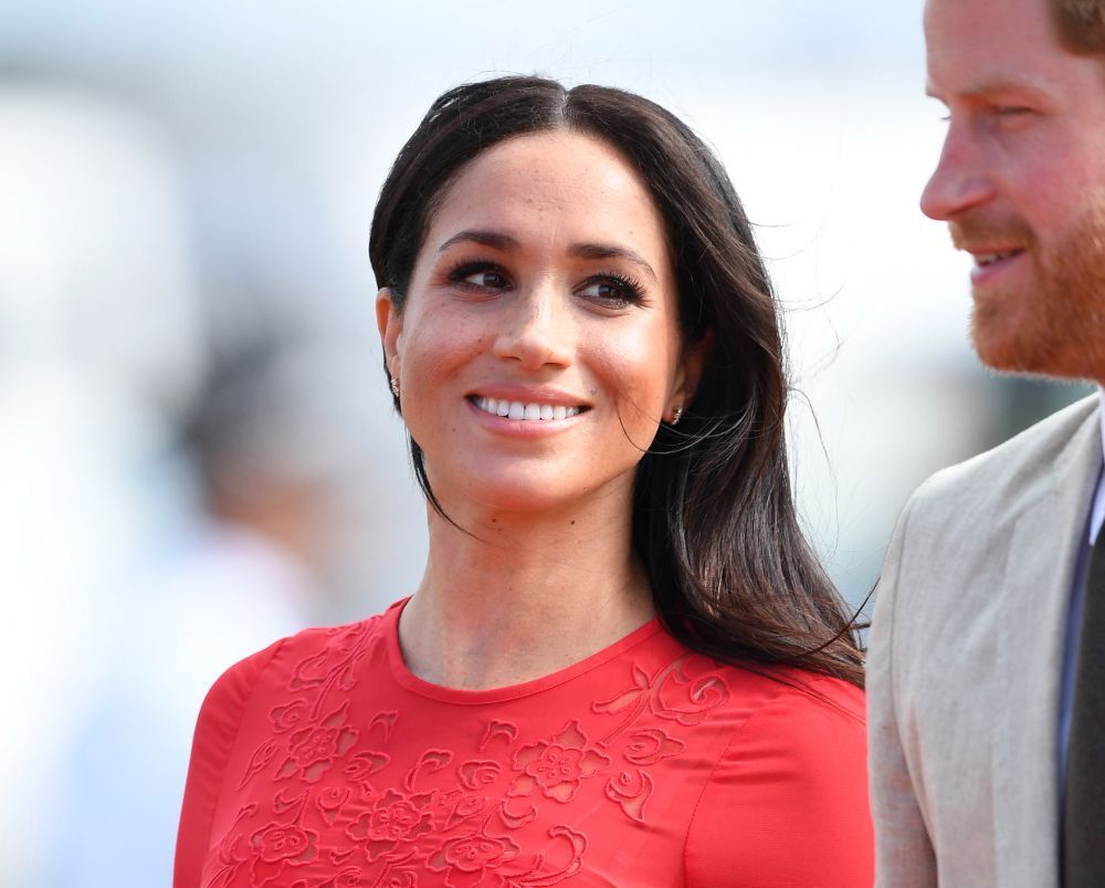 Meghan Markle, prima gafă vestimentară majoră. A lăsat eticheta rochiei la vedere