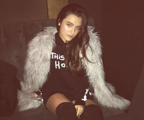 Alexia Eram, super hot la brațul iubitului. C&acirc;t de provoatoare este fiica Andreei Esca &icirc;ntr-un costum de polițistă
