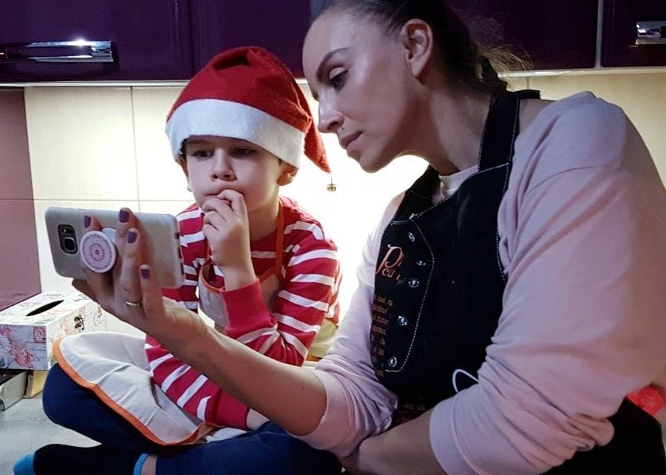 Ce surpriză &icirc;i pregătește Adina Halas băiețelului ei. Va afla &icirc;n aeroport