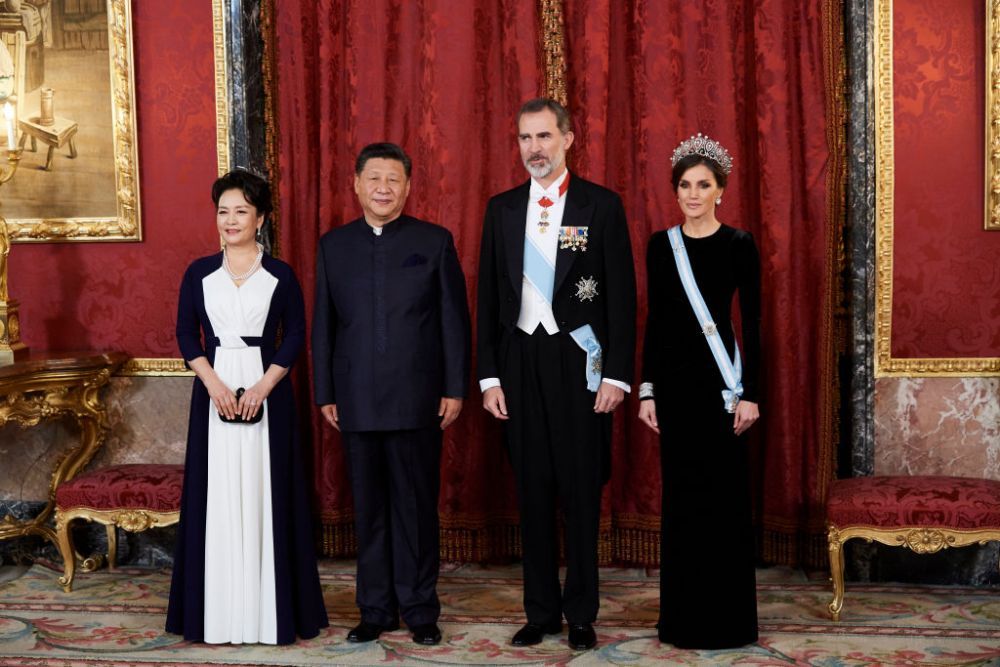 Regina Letizia, apariție spectaculoasă &icirc;n rochie neagră și o tiara cu perle și diamante