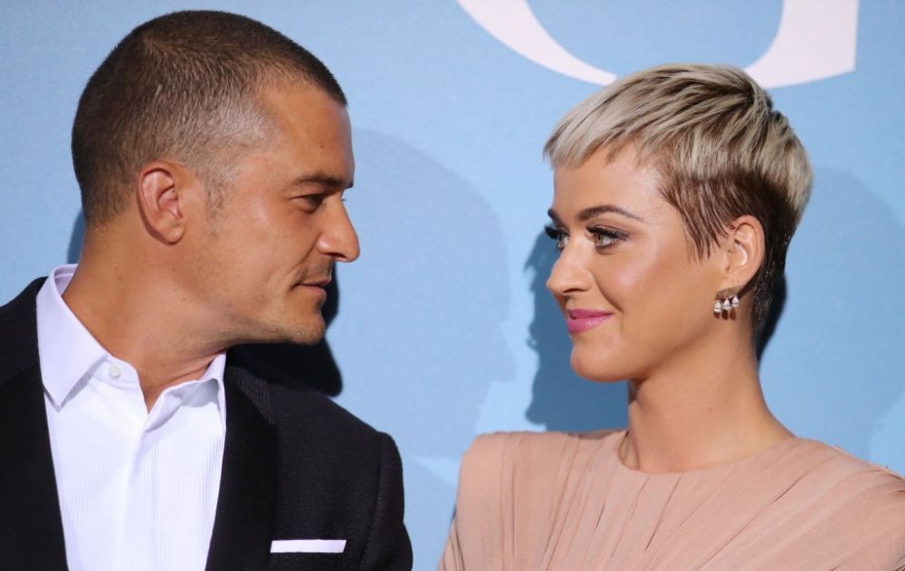 Katy Perry a plătit 50.000 de dolari la o licitație ca să poată lua masa cu iubitul ei, Orlando Bloom